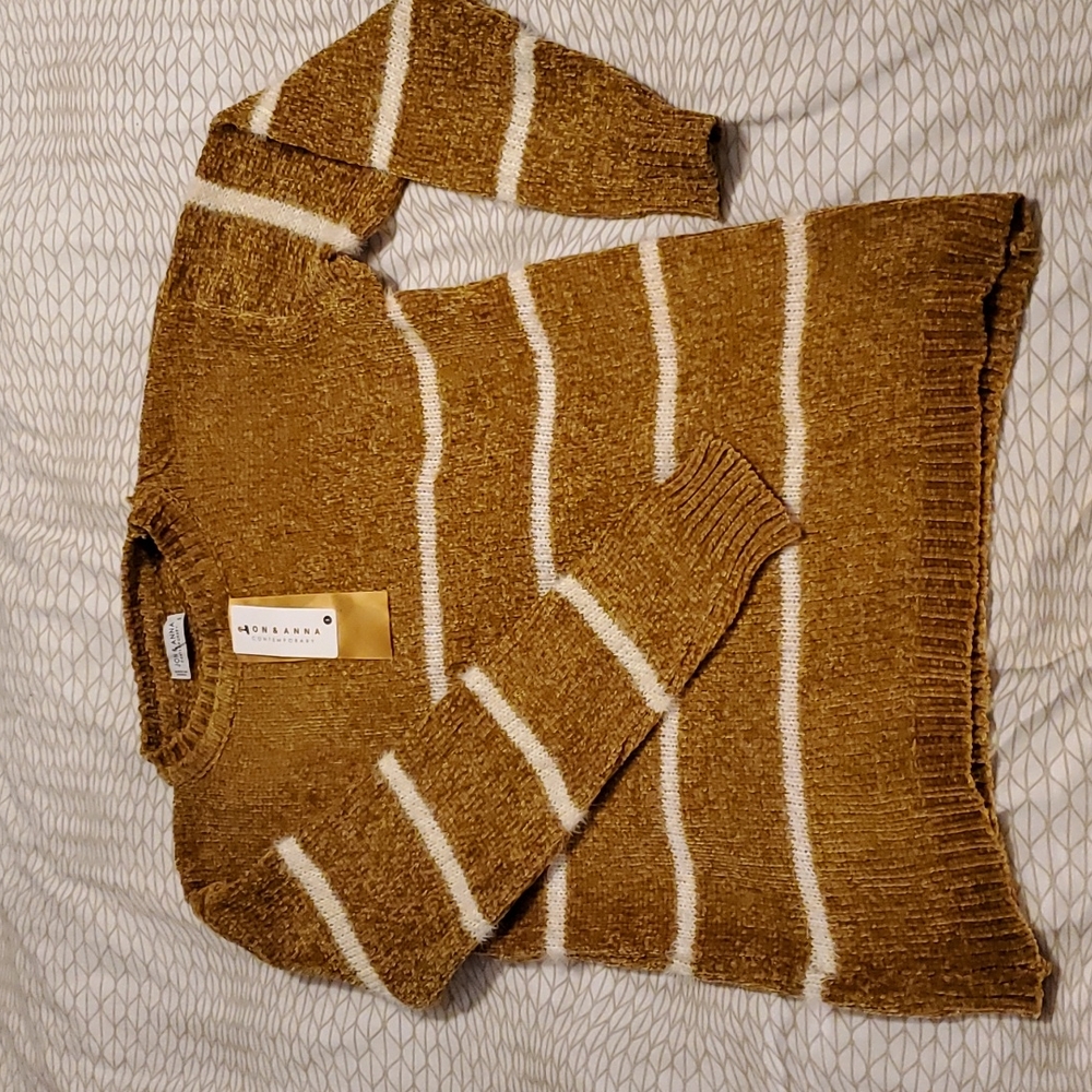 NWT - Yellow Ocre and Cream colors sweater - SMALL - Jon & Anna